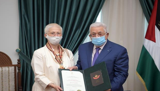 الرئيس يمنح القنصل البلجيكي نجمة القدس